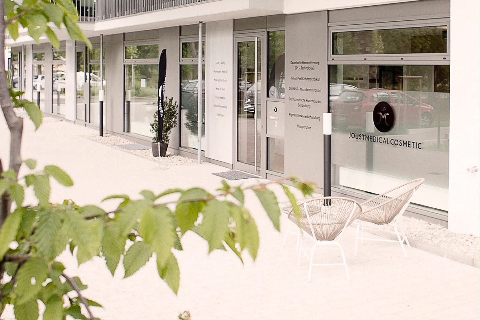 Eingang des Studios mit Parkplätzen vor der Tür